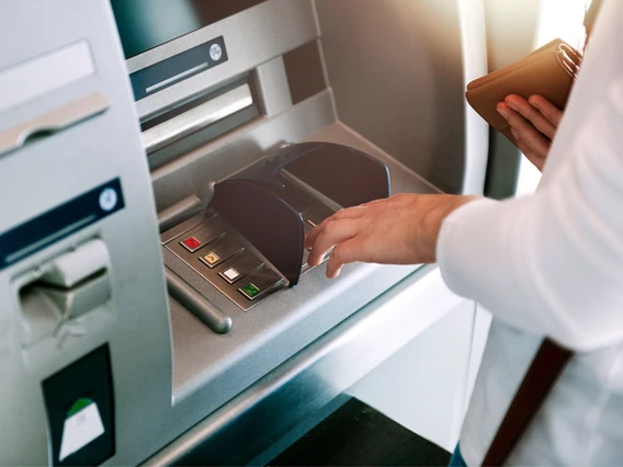 ¿Qué tengo que hacer cuando el cajero automático no me da el dinero en efectivo?