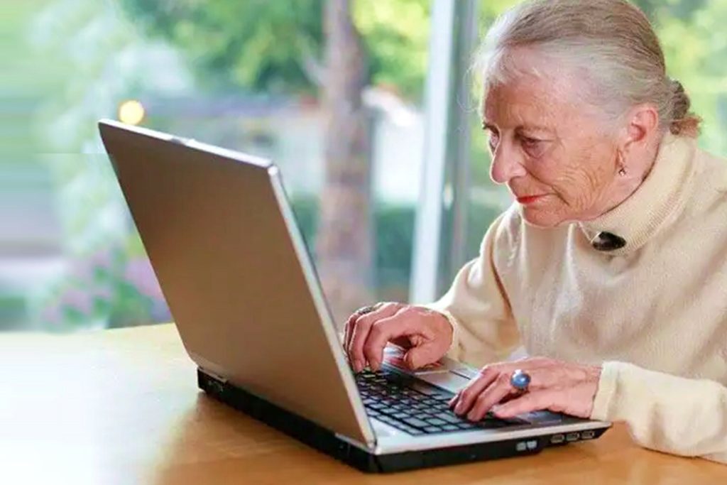 Señora utilizando ordenador portatil
